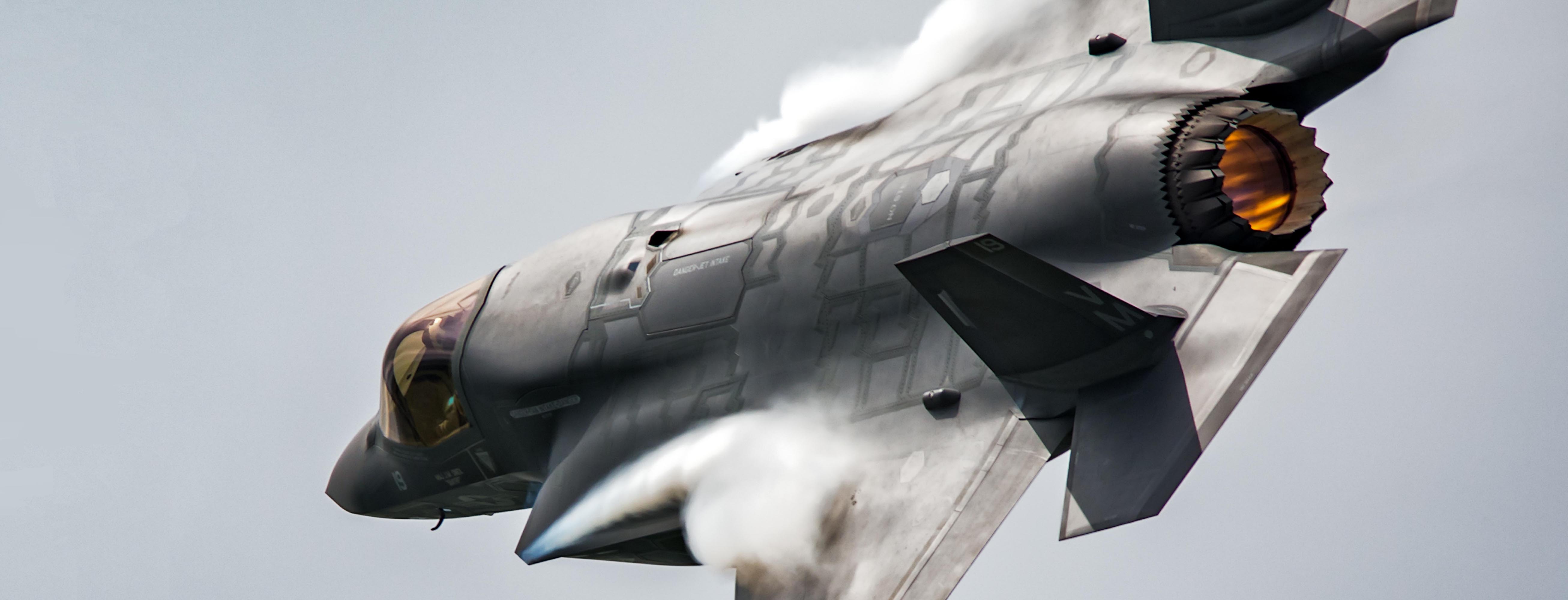 Et militært fly, F-35 Joint Strike Fighter, flyr forbi