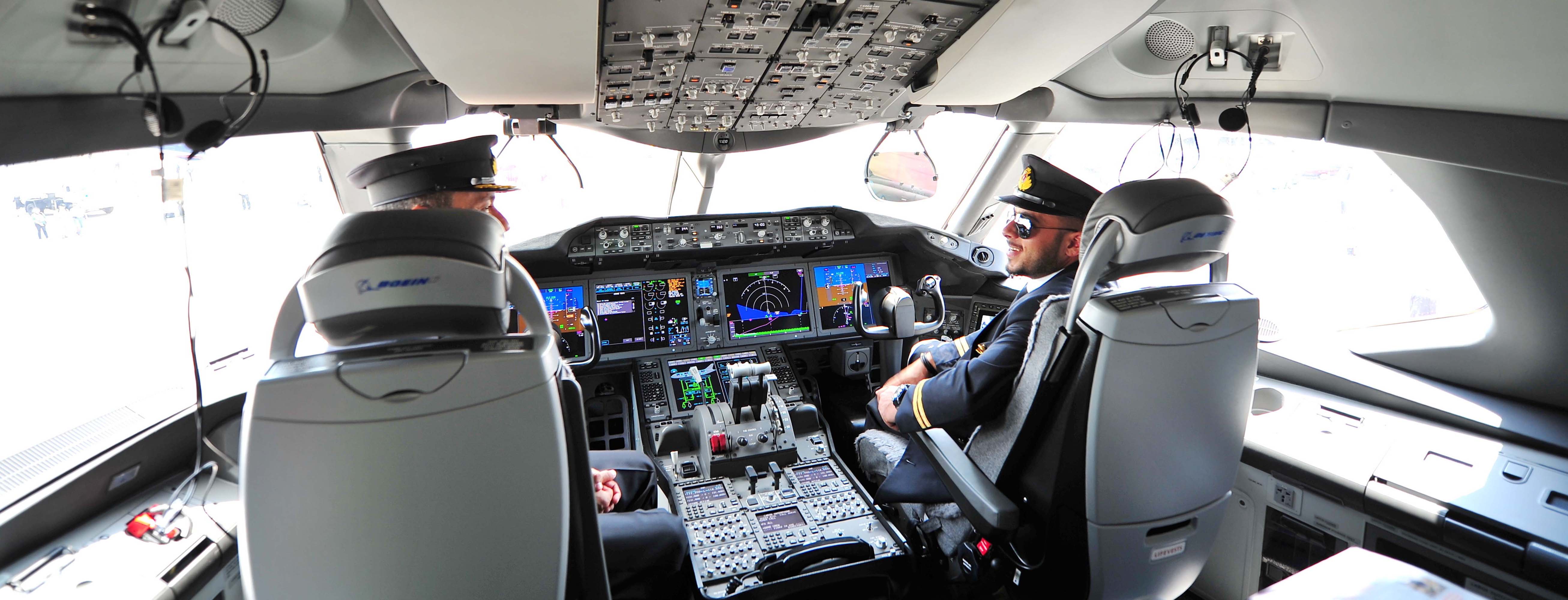 To piloter i cockpit som prater med hverandre